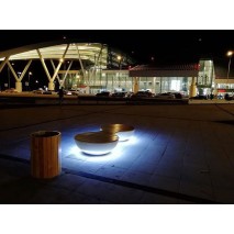 Умные скамейки с подсветкой и быстрой зарядкой для электротранспорта